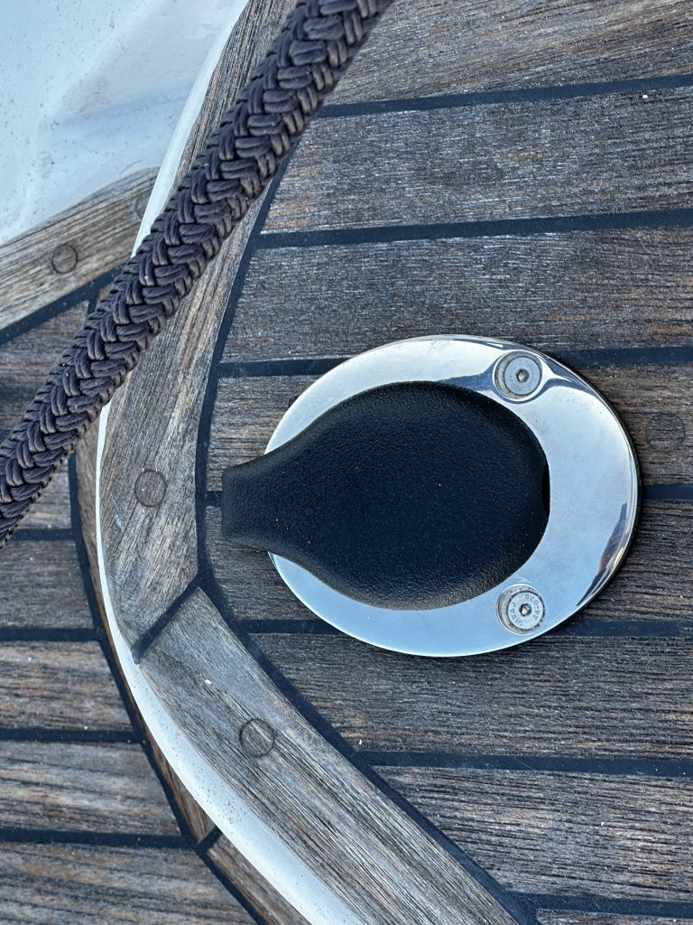 Nya infällda spöhållare i båten